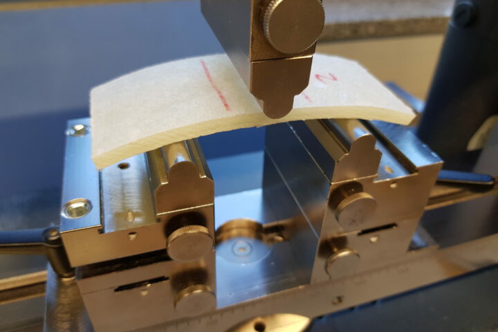 Drei-Punkt-Biegung an einem Stück Kunststoff