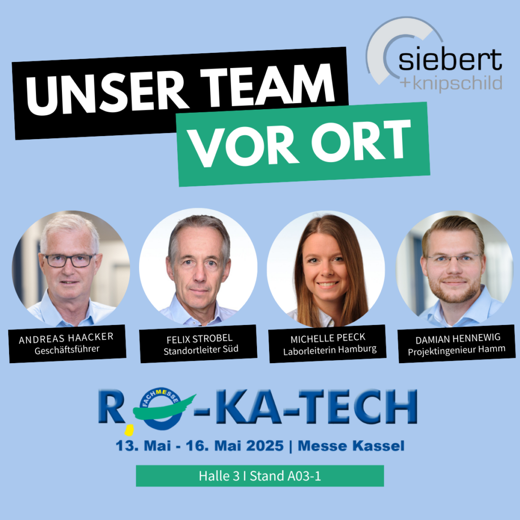 Auf dem Bild steht oben "Unser Team vor Ort" für die Ro-Ka-Tech-Messe in Kassel. Zu sehen sind vier Mitarbeiter von Siebert+Knipschild zu sehen. Von links nach rechts: Geschäftsführer Andreas Haacker, Standortleiter Süd Felix Strobel, Laborleiterin Hamburg Michelle Peeck und Projektingenieur Damian Hennewig aus Hamm. Es wird auf den Messestand Halle 3, Stand A 03-1 hingewiesen